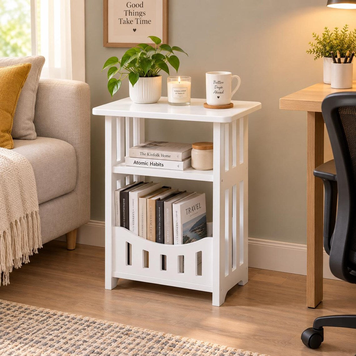 Nordisk hvid sidebord med udskæringer, natbord